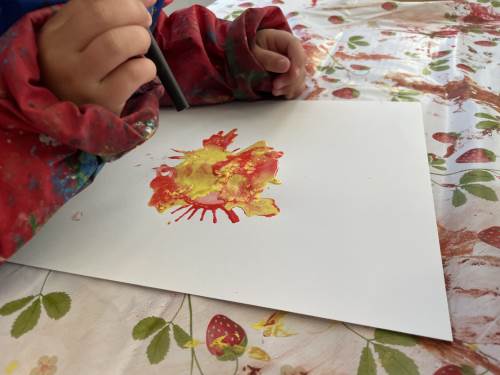 Vi blåser på malingen for å lage flamme-kunstverk